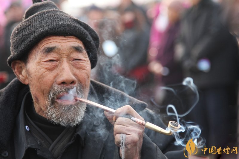 旱煙和煙卷哪個危害大，旱煙袋很有講究